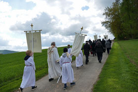 Bittprozession an der Weingartenkapelle (Foto: Karl-Franz Thiede)